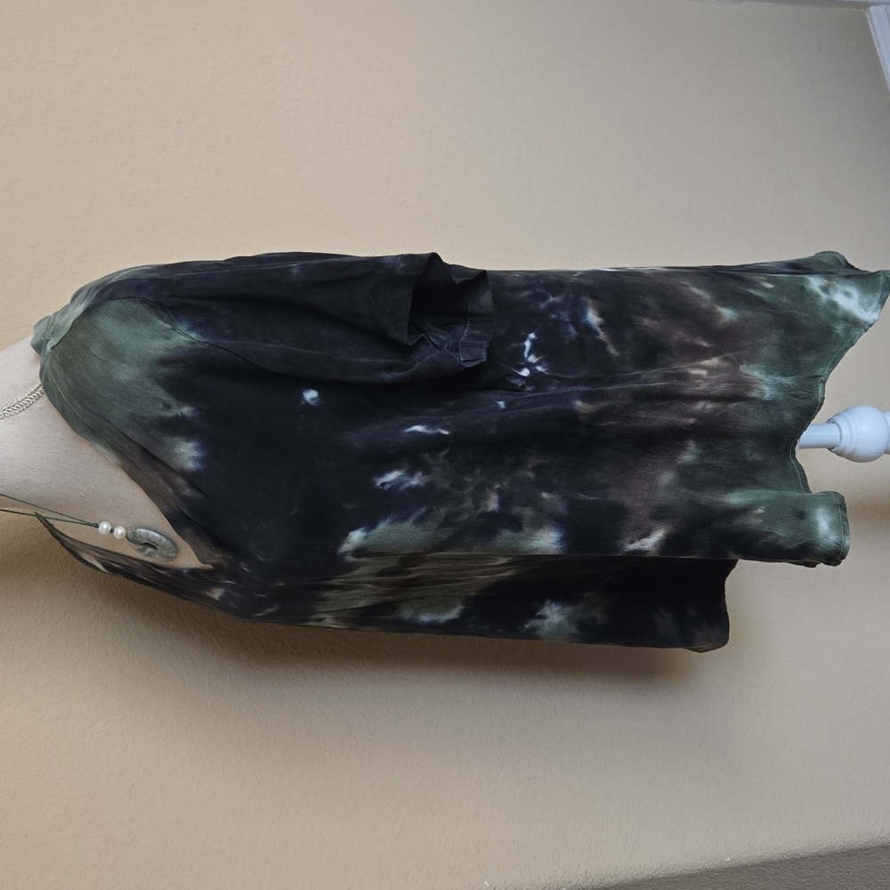 Cloth & Stone Evereve Hi-Low V-Neck Camo Tie Dye Satiny Tee Green/Black EUC - M - Picture 6 of 8
